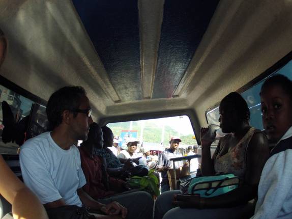 Em Cap-Haitien, aguardando o Taptap encher para seguir em direção à Citadelle, no norte do Haiti